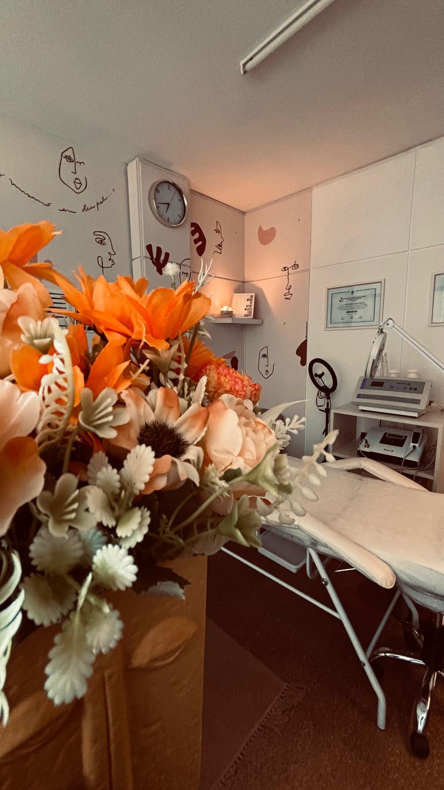 Rincón del gabinete con flores y aparatología