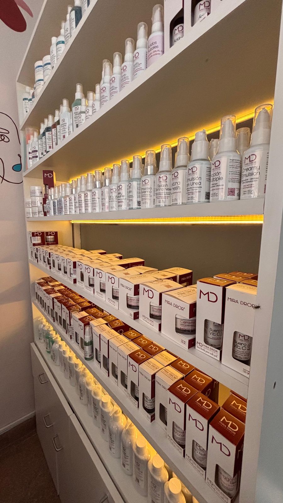 Estantería con productos profesionales de cuidado facial